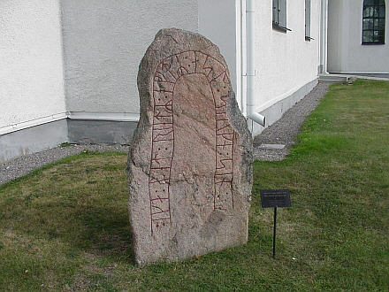 Stenen vid kyrkans ingång