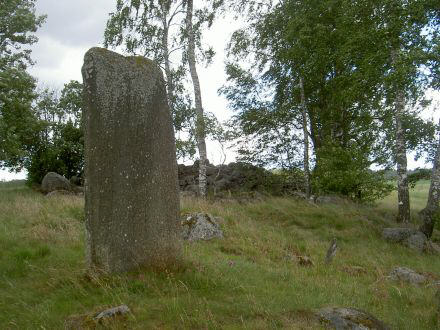 Gravbacken och runstenen