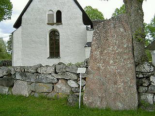 Kyrkan och grannstenen