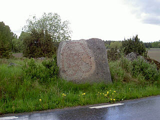 Stenblocket sett från andra sidan vägen